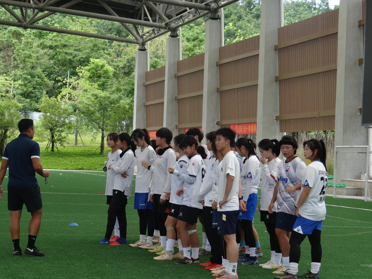 海师大足球代表队与琼中U17梯队交流赛