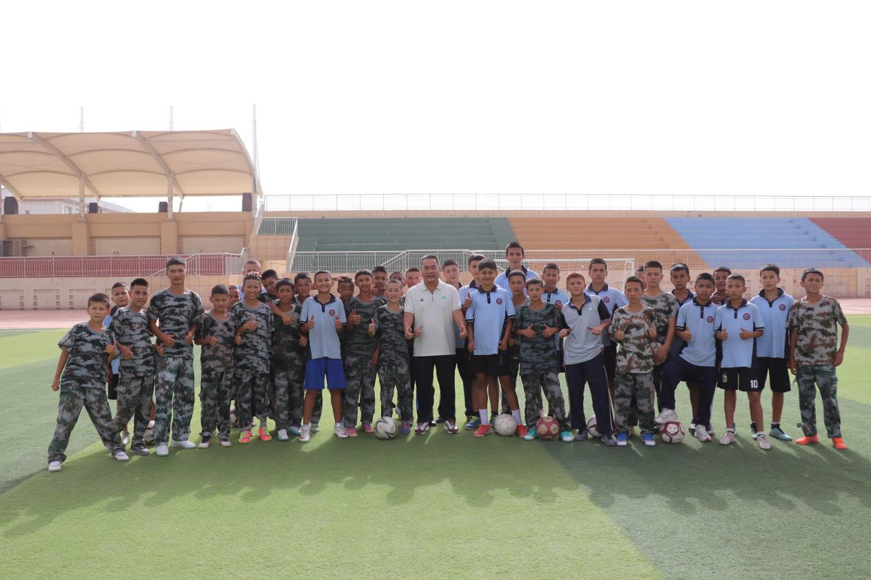 足球学院黄振洲教授赴温宿四中授足球专项课