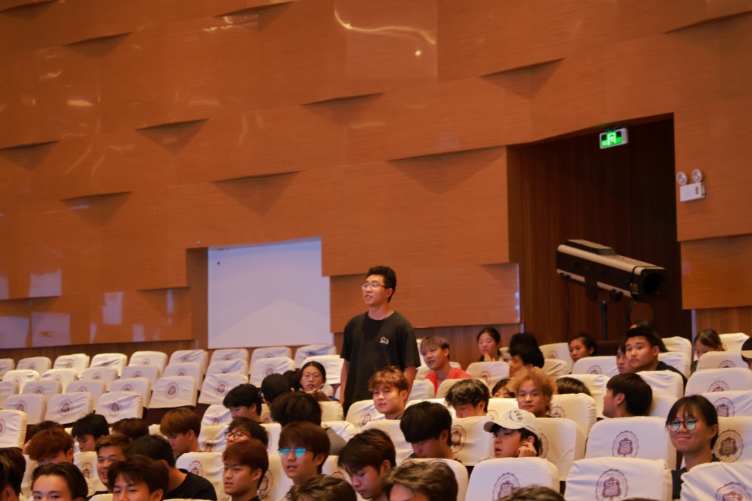 与学生现场交流 与学生现场交流