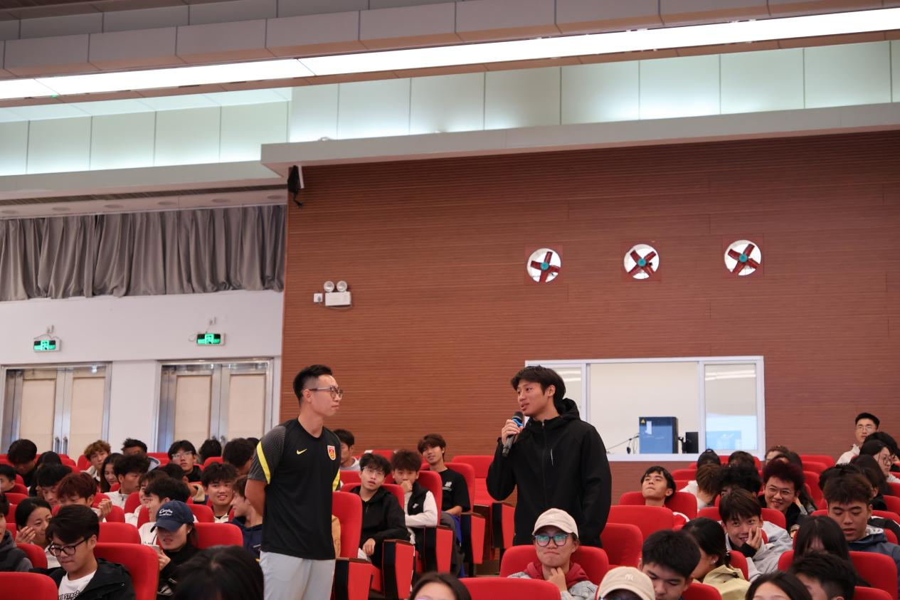 足球学院举办“中日青少年足球人才培养机制的实践逻辑与启示”专题讲座