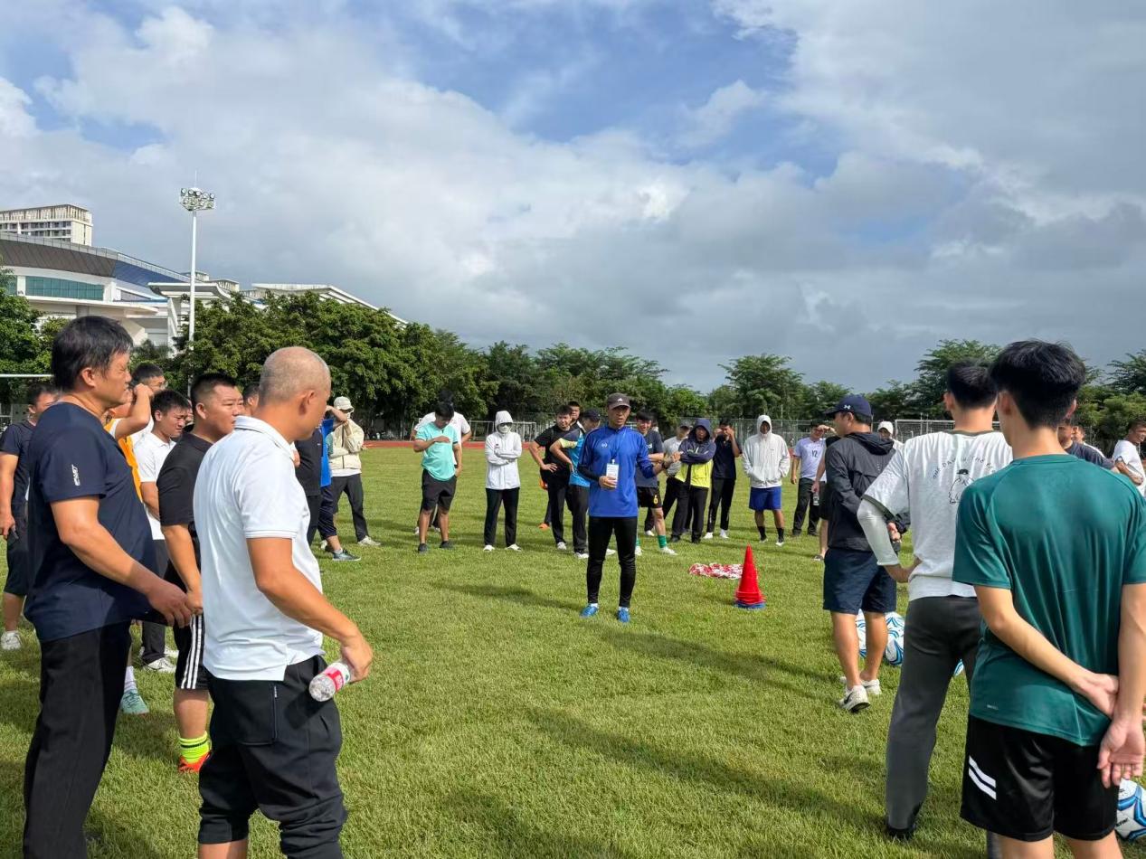 参训学员参与足球实践课学习 参训学员参与足球实践课学习